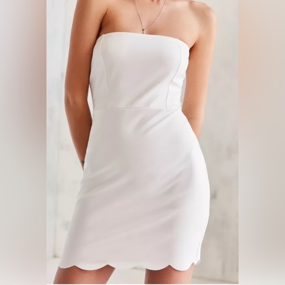 Kimchi Blue Scalloped Edge Ponte Strapless Dress - Picture 4 of 11